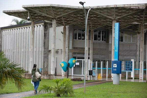prédio da unb com pessoa de costas andando