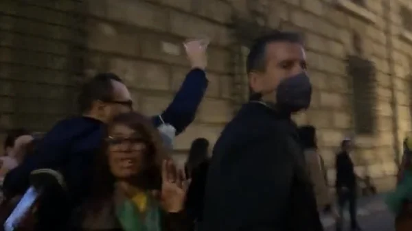 Jornalistas brasileiros são agredidos em passeio de Bolsonaro por Roma