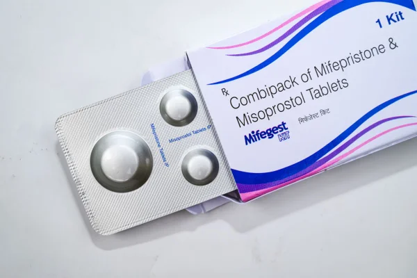 Imagem colorida mostra caixa de Mifepristona, fármaco amplamente usado no aborto nos EUA - Metrópoles