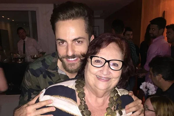 Thales Bretas homenageia mãe de Paulo Gustavo no dia do aniversário