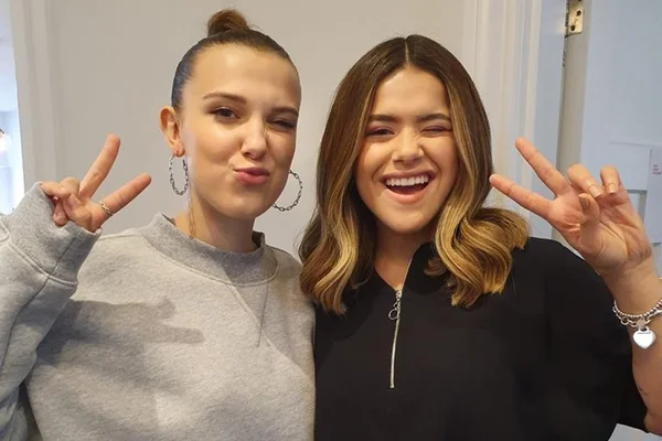 Maisa encontra Millie Bobby Brown e se emociona: “Tô apaixonada”