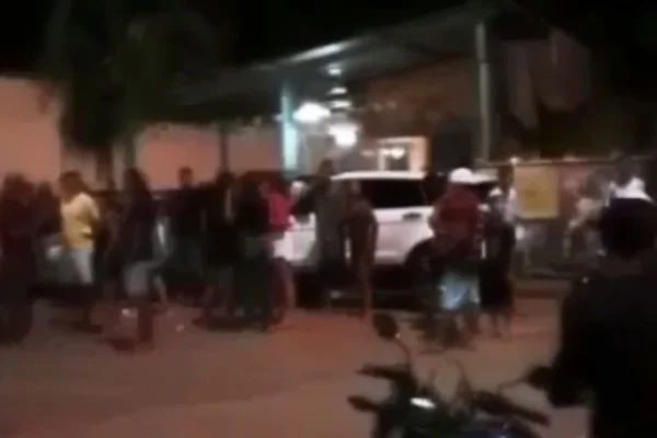 Vídeo: blogueiro Biber é atingido por tiros em velório de cantor Romarinho