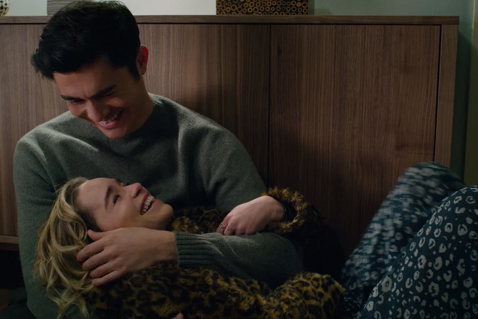 <b>Uma Segunda Chance para Amar:</B> Kate (Emilia Clarke) é uma jovem inglesa cuja vida é uma bagunça. Ela trabalha como elfo em uma loja temática de Natal o ano todo. Quando conhece Tom (Henry Golding), o que parecia impossível se torna realidade, conforme o rapaz enxerga através de todas as barreiras dela <b>Uma Segunda Chance para Amar:</B> Kate (Emilia Clarke) é uma jovem inglesa cuja vida é uma bagunça. Ela trabalha como elfo em uma loja temática de Natal o ano todo. Quando conhece Tom (Henry Golding), o que parecia impossível se torna realidade, conforme o rapaz enxerga através de todas as barreiras dela