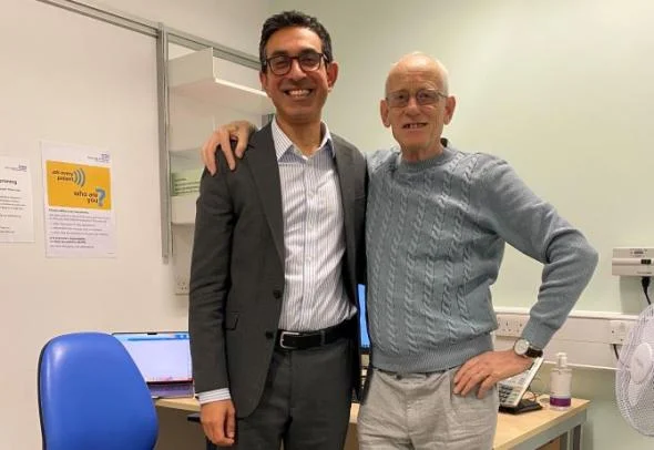 Kevin Dowd, paciente, e seu médico, o professor Bijan Modarai que testaram cirurgia cardíaca com fibra óptica - Metrópoles