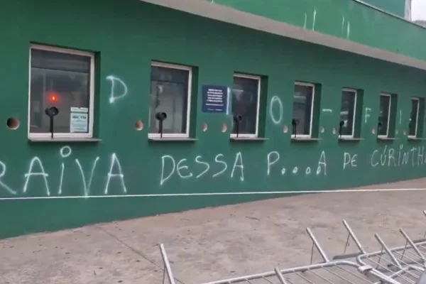Muros da sede do Palmeiras amanheceram pichados nesta terça-feira (18/3) - Metrópoles