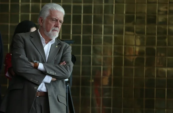 O senador Jaques Wagner é fotografado de braços cruzados no Palácio da Alvorada