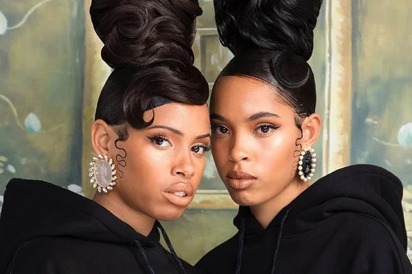 Rihanna busca nos camafeus o toque vintage que a Fenty precisava