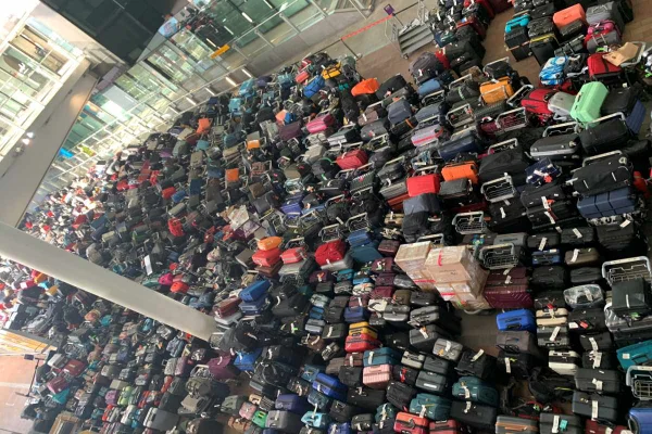 Malas espalhadas em corredor de aeroporto