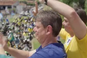 Flávio Bolsonaro (PL) e Tarcísio de Freitas (Republicanos) em ato de campanha na véspera do 1º turno, no interior de São Paulo Flávio Bolsonaro (PL) e Tarcísio de Freitas (Republicanos) em ato de campanha na véspera do 1º turno, no interior de São Paulo