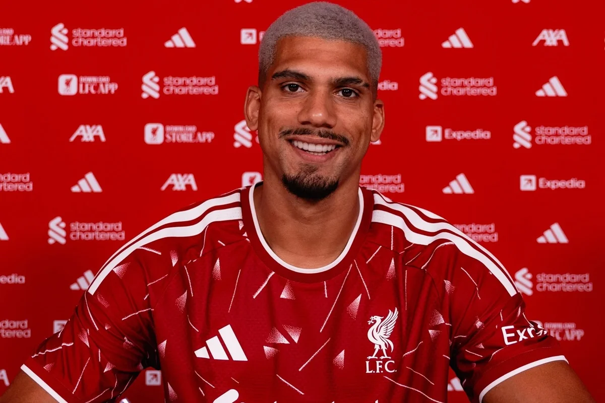 Liverpool anuncia a contratação de Ronald Araújo, do Barcelona