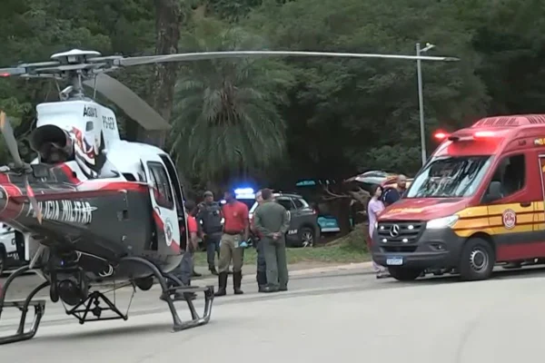 Mulher de 57 anos sofreu um traumatismo cranioencefálico e teve uma contusão no ombro. Causas do acidente ainda são apuradas - Metrópoles