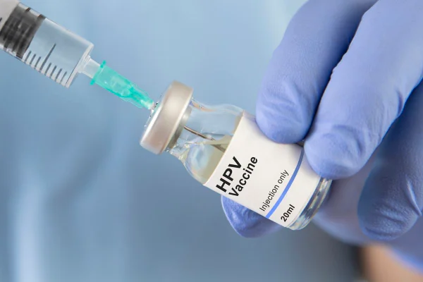 Imagem colorida de vacina HPV - Metrópoles