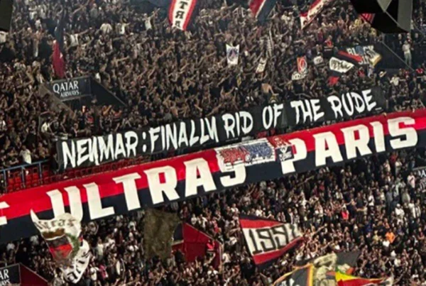 Foto colorida da torcida do PSG exibindo faixa para Neymar - Metrópoles