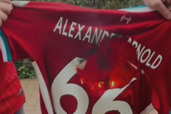 Foto colorida de camisa de Alexander-Arnold pegando fogo - Metrópoles