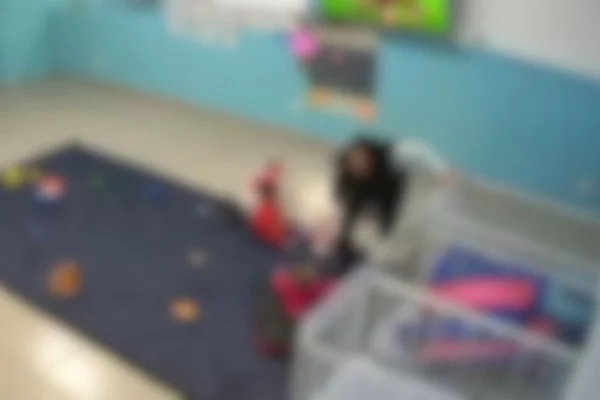 Foto colorida com blur de momento em que funcionária de creche municipal de Cerquilho, no interior de São Paulo, agride uma bebê de seis meses.