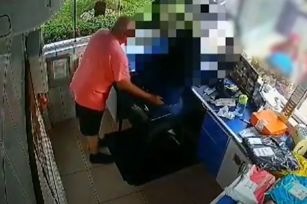 Câmeras de segurança flagraram o autor passando a mão na faxineira sem o consentimento dela. Condôminos tentam impugnar o síndico - Metrópoles