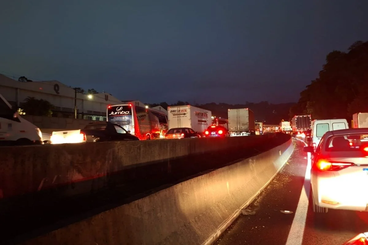 Acidente na Anhanguera gera congestionamento sentido interior de São Paulo. Acidente na Anhanguera gera congestionamento sentido interior de São Paulo.