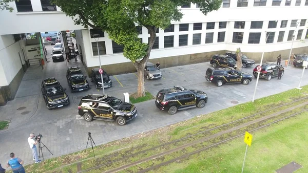 carros da PF saindo da garagem para operação - metrópoles