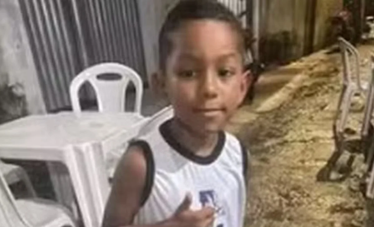 Imagem de menino de 6 anos encontrado em mala