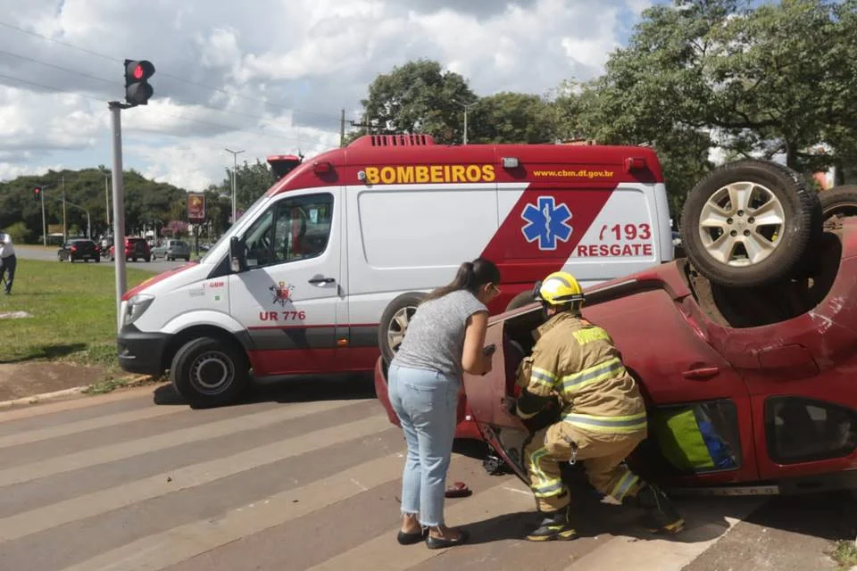 Veículo capota em cruzamento na W3 Norte, próximo ao Brasília Shopping - imagem 13 Veículo capota em cruzamento na W3 Norte, próximo ao Brasília Shopping - imagem 13