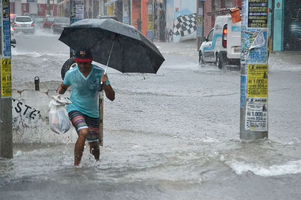 Um mês de chuvas em 3 horas: Salvador tem caos e alerta máximo