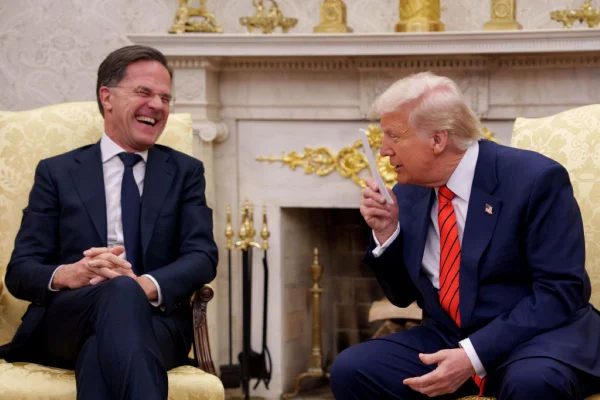 Imagem colorida de Mark Rutte e Trump - Metrópoles