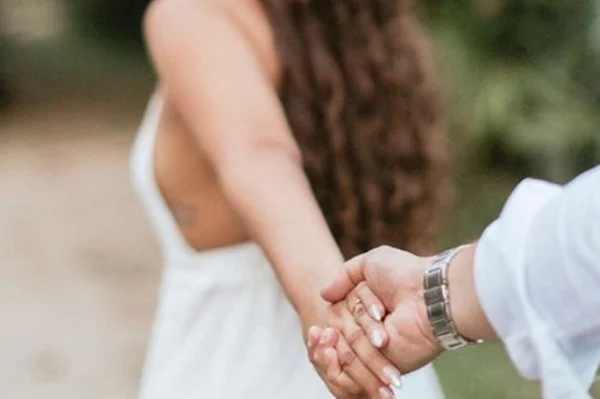 Blogueira leva fora um dia antes do casamento e se casa sozinha