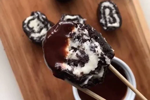 tábua com sushi de oreo