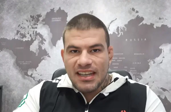 Campeão de luta-livre chama deputado Luis Miranda para a porrada