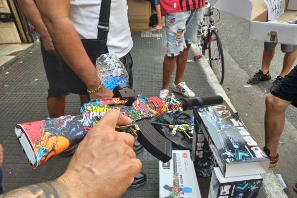 Armas de gel podem ser encontradas em camelôs em todos os quarteirões da 25 de Março. Preços variam de R$250 a R$450, dependendo da potência - Metrópoles