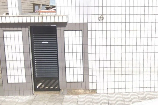 Imagem colorida mostra portão de uma casa com muro de azulejos brancos onde idosa foi encontrada morta; ela foi assassinada pelo próprio sobrinho em julho de 2022; rapaz foi condenado pelo TJSP a 30 anos de prisão - Metrópoles