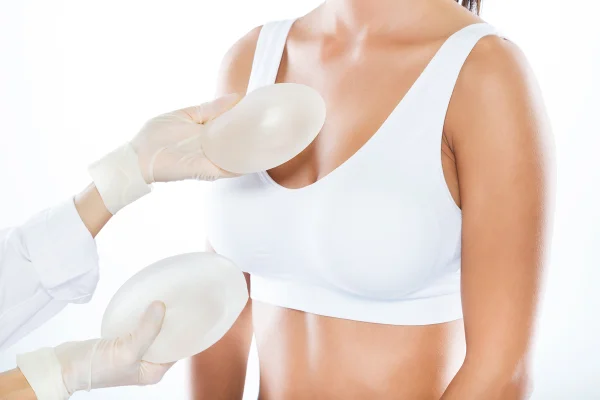 Mulher em consulta com médico cirurgião, para colocar prótese mamária-Metrópoles