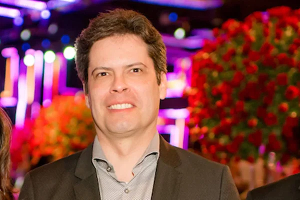 Ibaneis exonera presidente da Caesb. Daniel Rossiter assume o cargo