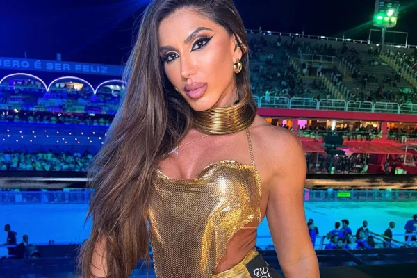 Andrea de Andrade posa de top dourado na Marquês de Sapucaí - Metrópoles