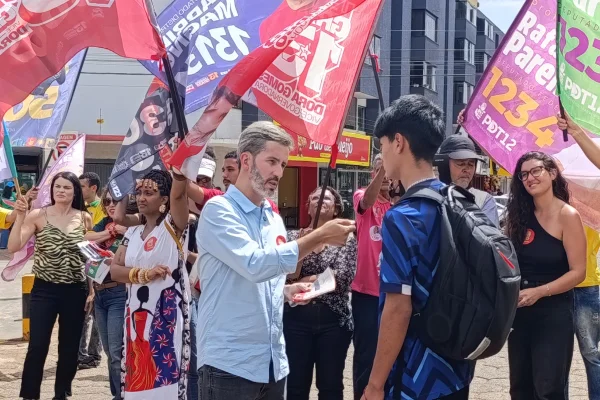 Leandro Grass (PT), candidato ao GDF, em panfletagem em Taguatinga