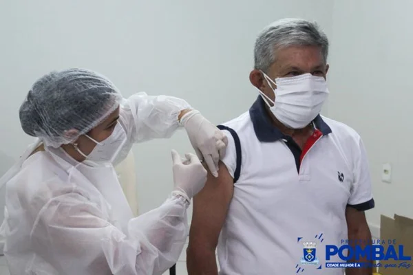 MP investiga se prefeito vacinado contra Covid-19 na Paraíba furou fila