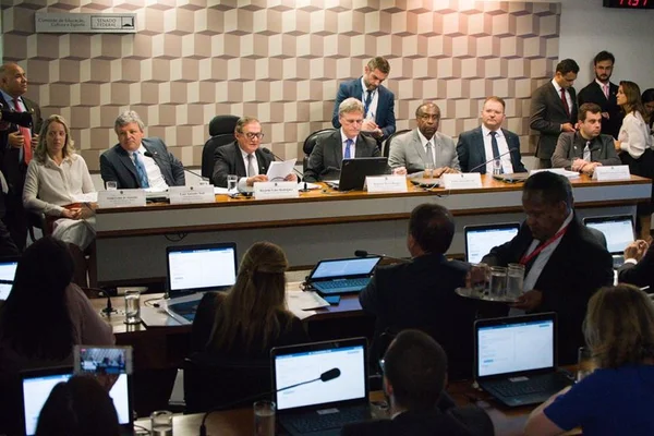 Oposição entra com representação no MPF contra Velez por improbidade