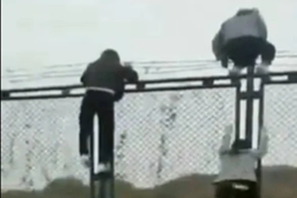 Vídeo: funcionários fogem de fábrica de iPhones na China após lockdown