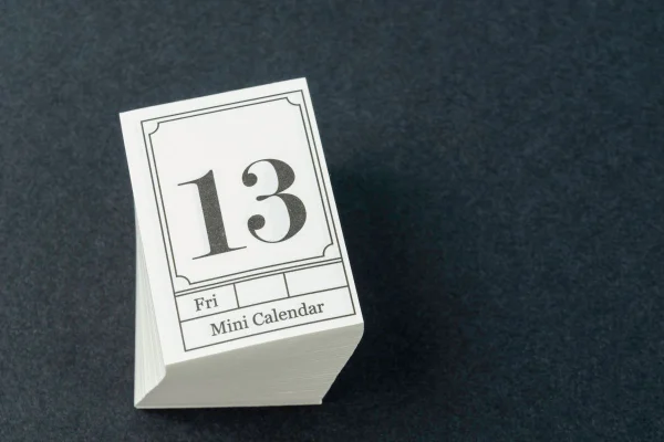 Foto colorida de um calendário - Metrópoles