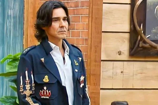 André Gonçalves é clicado na sede de A Fazenda 15 - Metrópoles