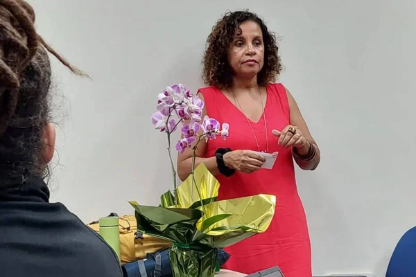 foto colorida de mulher negra com vestido vermelho - metrópoles