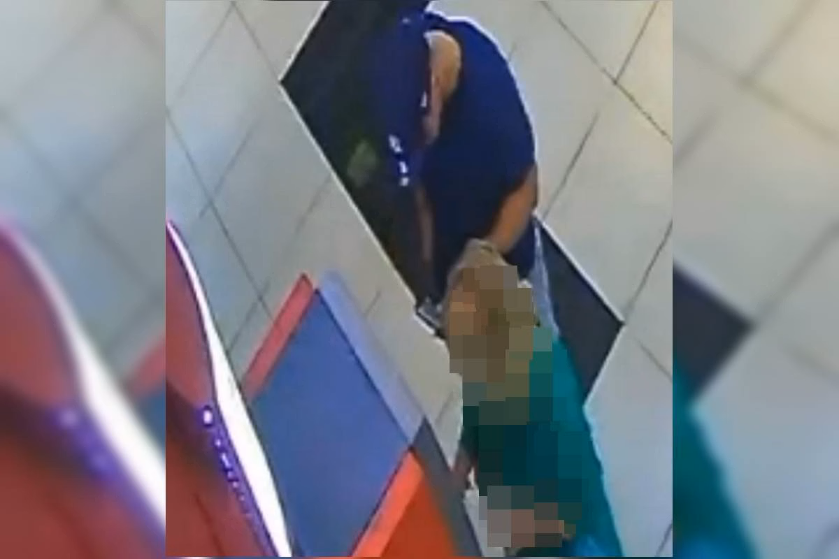 Momento em que ele coloca um cartao igual ao da vitima 1