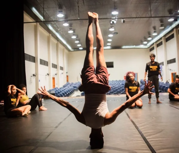 Bailarino dança com alunos em sala