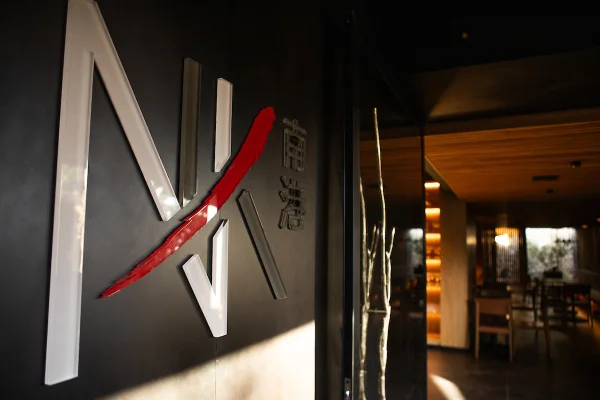 Foto colorida da entrada do restaurante NK sushi - Metrópoles