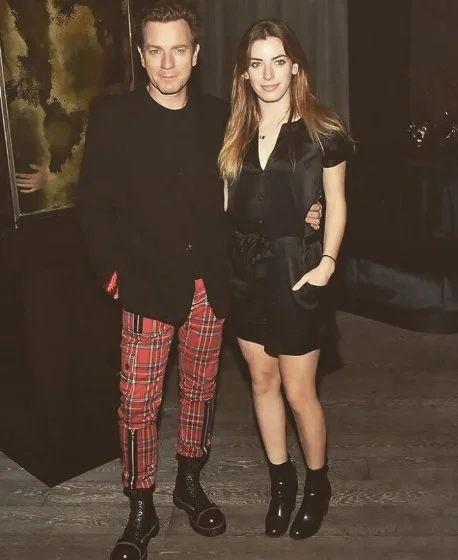 Com o pai Ewan McGregor Com o pai Ewan McGregor