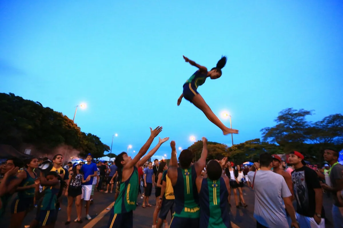 Foliões tomam as ruas de Brasília no segundo dia de carnaval - imagem 12 Foliões tomam as ruas de Brasília no segundo dia de carnaval - imagem 12