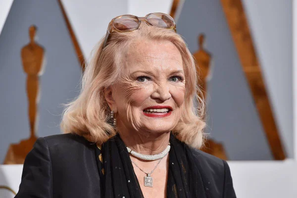 Na imagem colorida, Gena Rowlands posa no tapete vermelho do Oscar e usa óculos, além de joias - Metrópoles