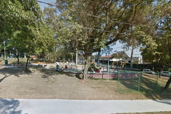 Imagem colorida mostra praça onde homem foi detido por fotografar crianças. Metrópoles