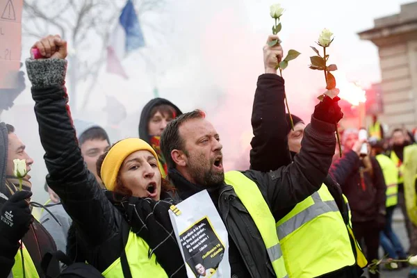 Coletes amarelos protestam em Paris pelo 10º fim de semana seguido