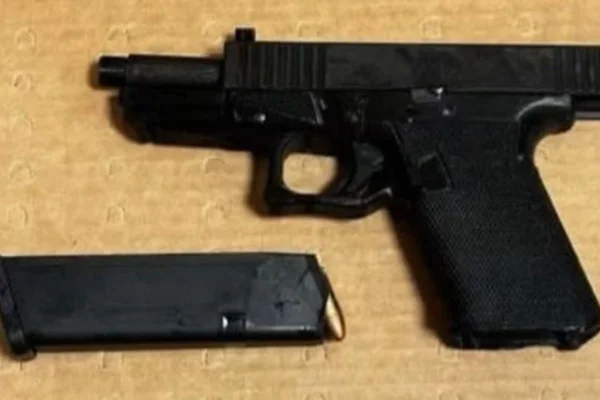 Foto coloria de arma encontrada com suspeito de ter matado CEO em Nova Iorque - Metrópoles